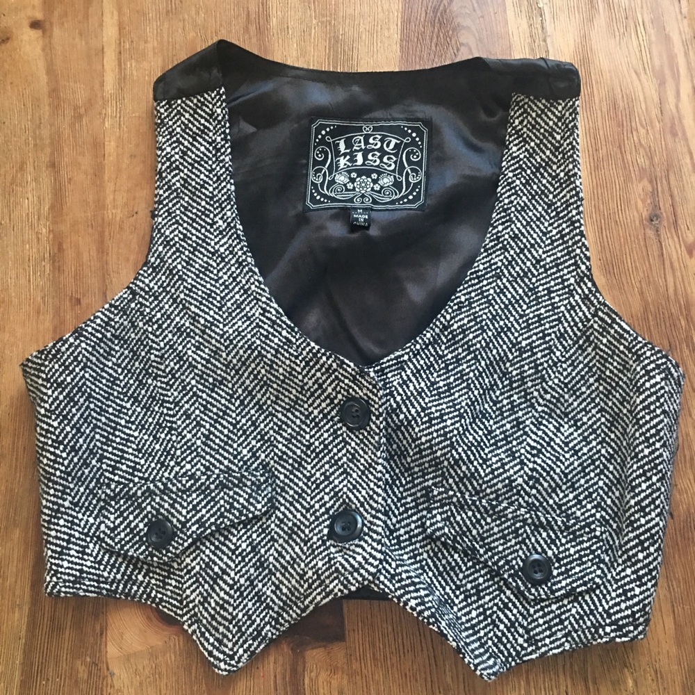 COPY - Black and white cropped vest